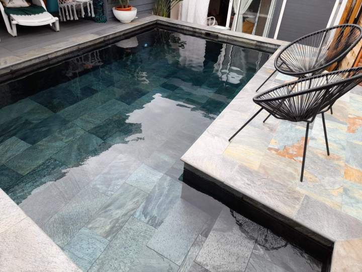 Aménagement de plage de piscine pour un espace harmonieux