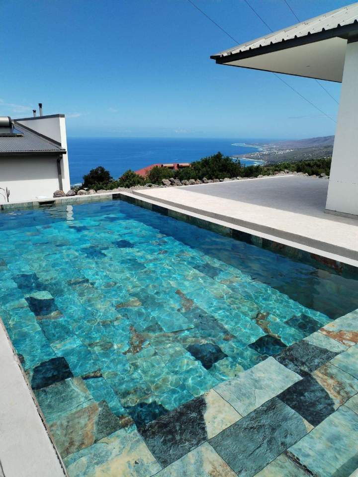 Piscine avec carrelage imitation pierre naturelle La Réunion