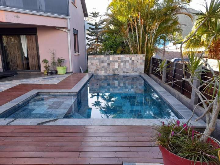 Piscine moderne et valorisée La Réunion